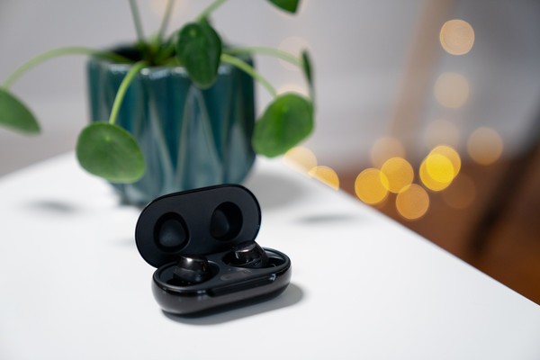 2.4 feature image of galaxy buds plus