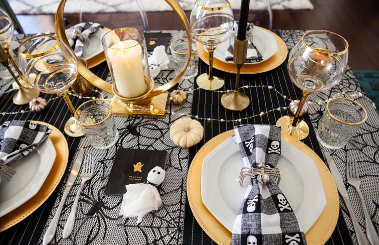 35 Terrifying Table Decoration Ideas for Halloween