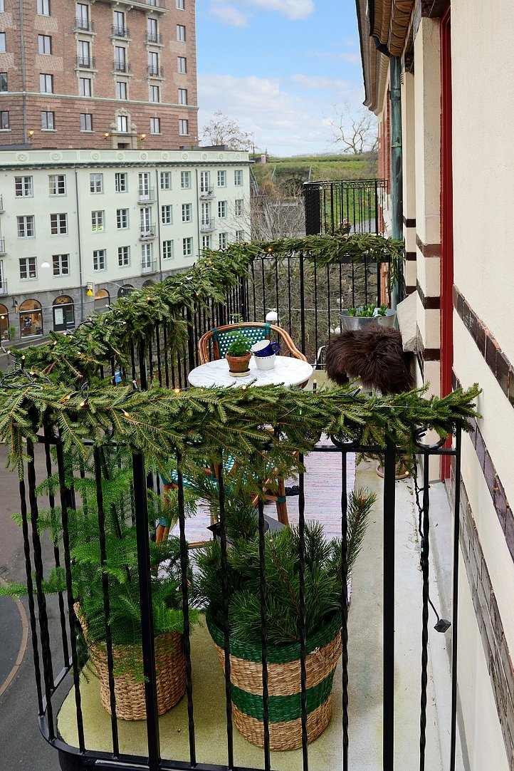 16 Ideas to Decorate Your Terraces and Balconies for Christmas