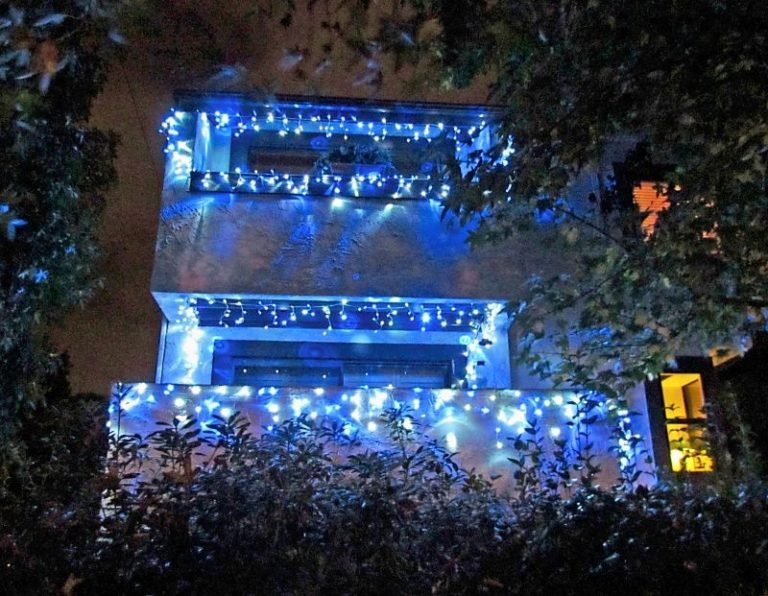 16 Ideas to Decorate Your Terraces and Balconies for Christmas 16