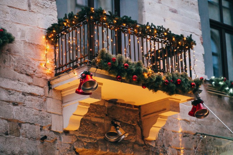 16 Ideas to Decorate Your Terraces and Balconies for Christmas