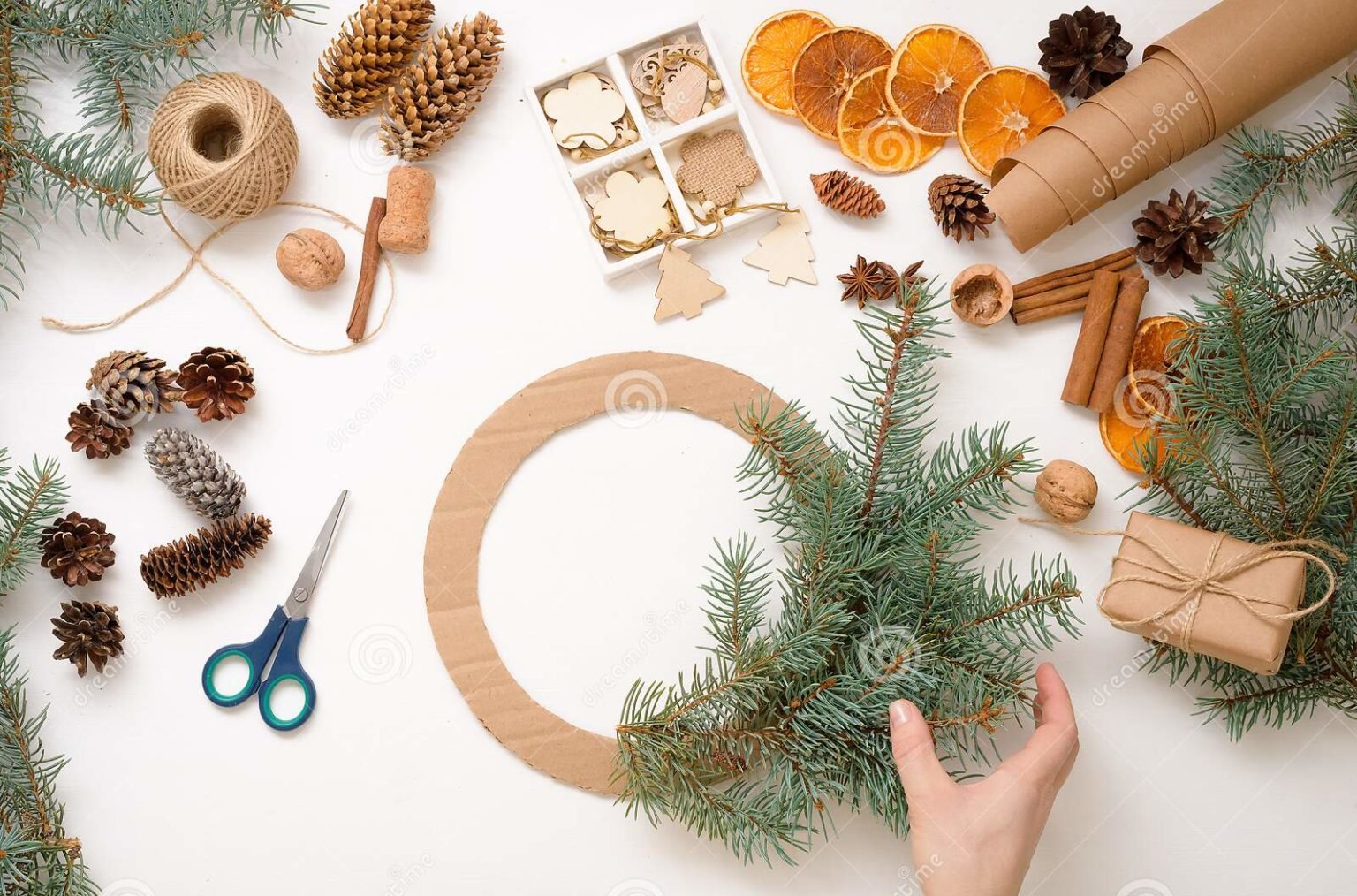 16 Inexpensive Ideas to Decorate Your Home on Christmas