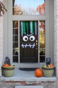 25 Ideas to Decorate the Front Door for Halloween