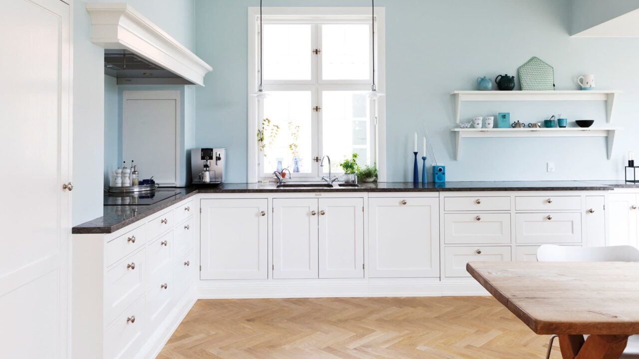18 Ideas to Make Kitchens Without Upper Cabinets Stylish and Practical