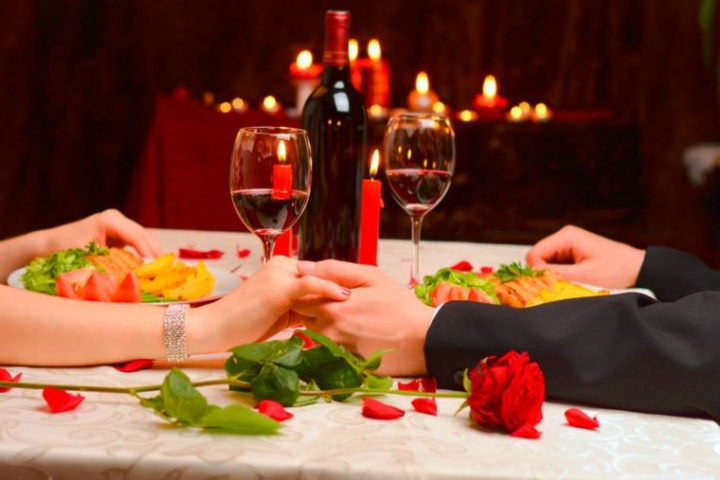 25 Romantic Decoration Ideas To Enjoy A Delicious Dinner On Valentine S Day The Style Inspiration - Candle Light Dinner Decoration At Home