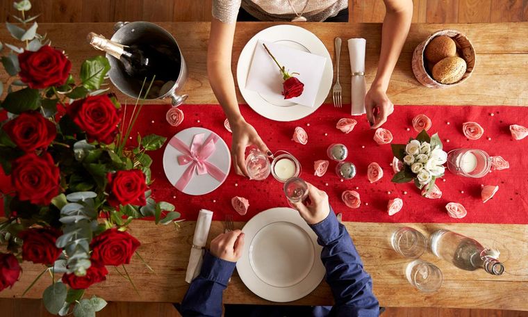 25 Romantic Decoration Ideas to Enjoy a Delicious Dinner on Valentine's Day