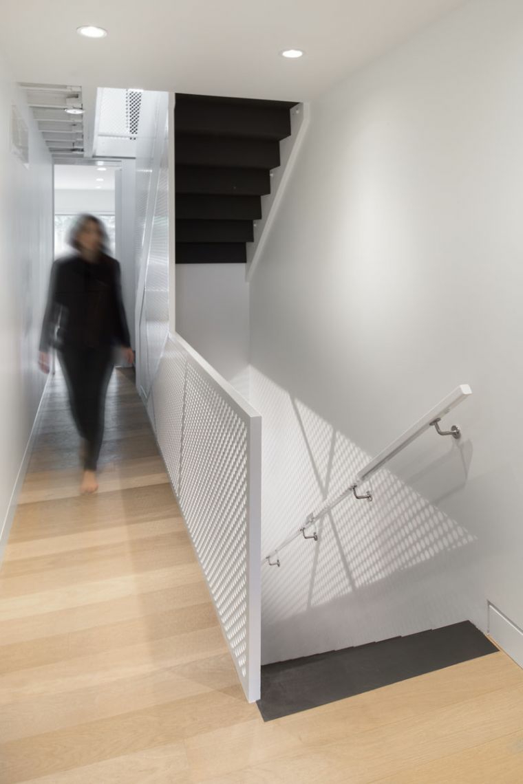 30 Interior Staircase Models With Black Elements Integrated Into the Design