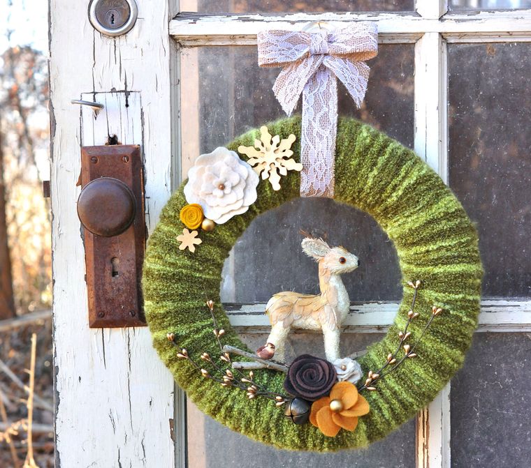 33 Cute and Original Yarn Wreath Ideas for Autumn and Other Festivities