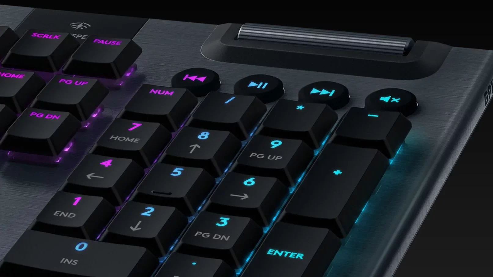 Logitech G915 vs G915 TKL: What's the difference?